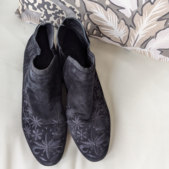 Boots - Picture 1 of 4